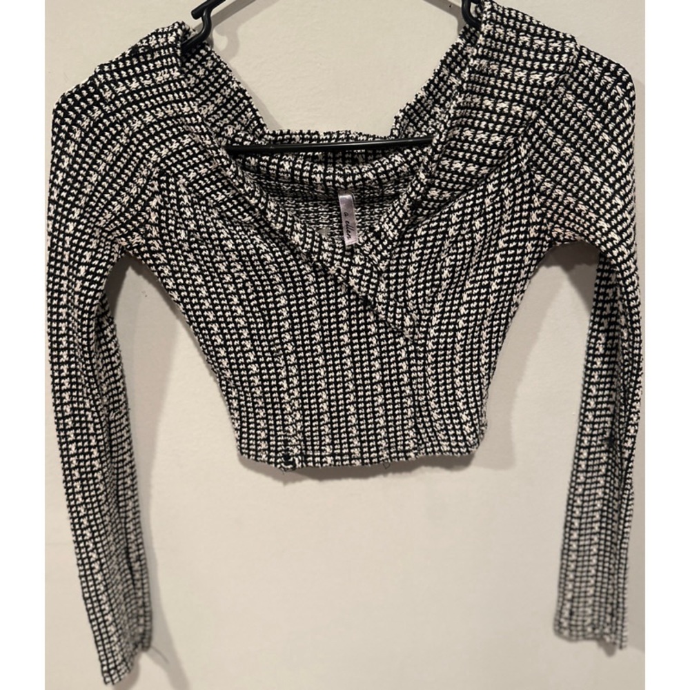 A Ellen V-Neck Black & White Cropped Long-Sleeved